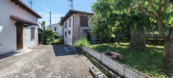 casa indipendente in vendita ad Alta Val Tidone in zona Trevozzo