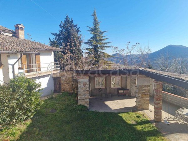 casa indipendente in vendita ad Alta Val Tidone in zona Nibbiano