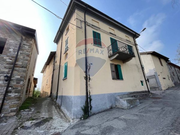 casa indipendente in vendita ad Alta Val Tidone in zona Genepreto