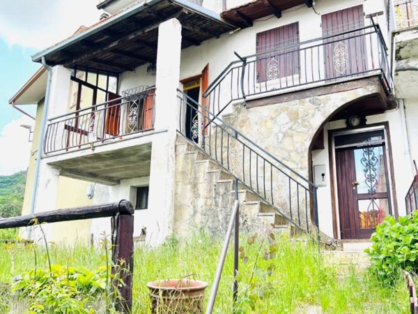 casa indipendente in vendita ad Alta Val Tidone in zona Praticchia