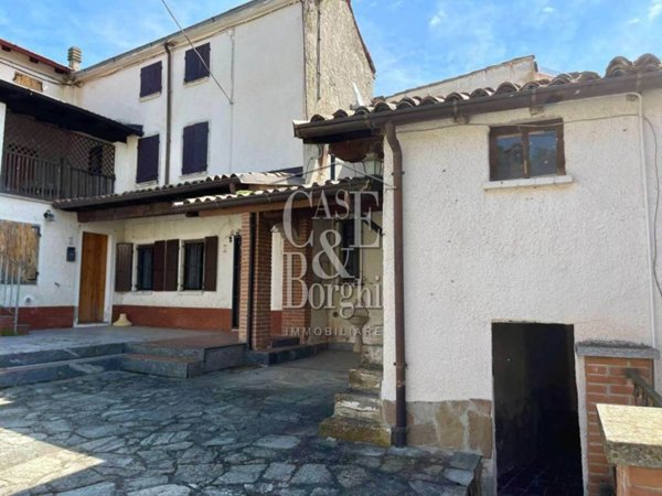 casa semindipendente in vendita ad Alta Val Tidone in zona Cicogni