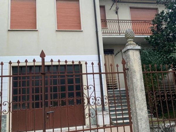casa indipendente in vendita ad Alta Val Tidone