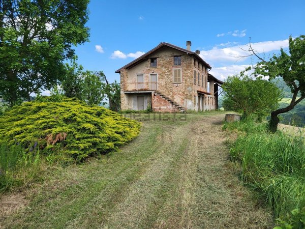 casale in vendita ad Alta Val Tidone in zona Nibbiano