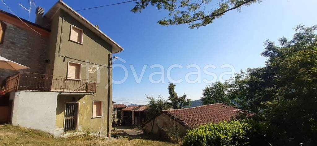 casa indipendente in vendita ad Alta Val Tidone in zona Praticchia