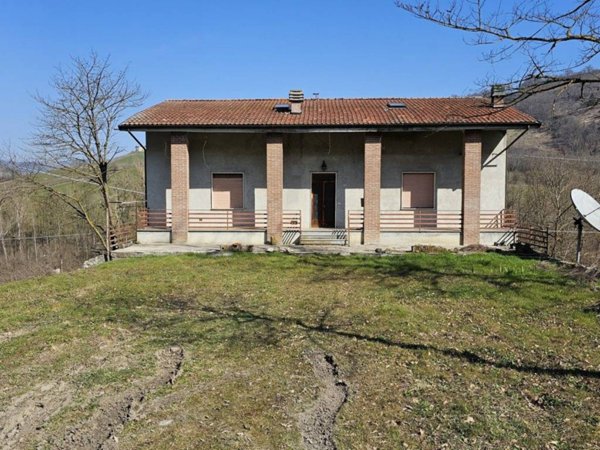casa indipendente in vendita ad Alta Val Tidone in zona Nibbiano