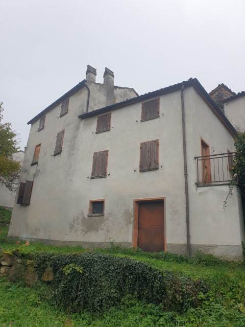 casa indipendente in vendita ad Alta Val Tidone in zona Sevizzano