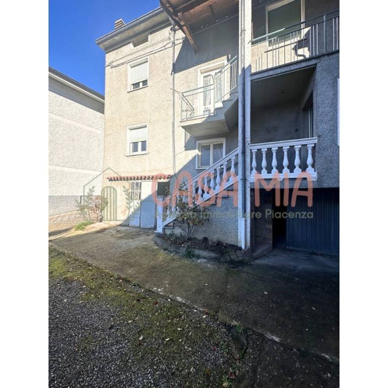 casa indipendente in vendita ad Alta Val Tidone in zona Caminata