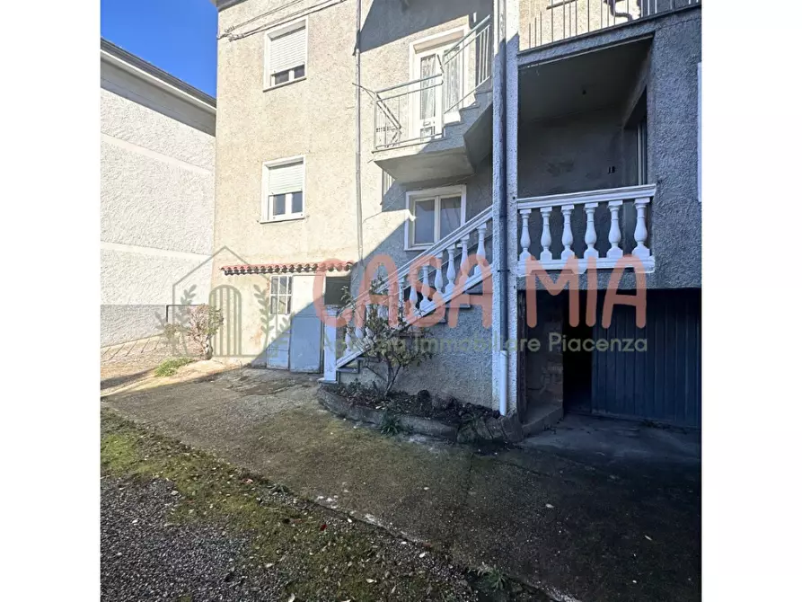 casa indipendente in vendita ad Alta Val Tidone in zona Caminata