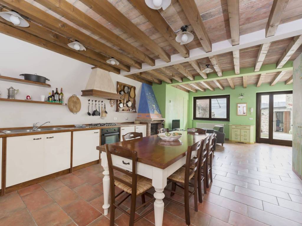 casa indipendente in vendita ad Alta Val Tidone in zona Caminata