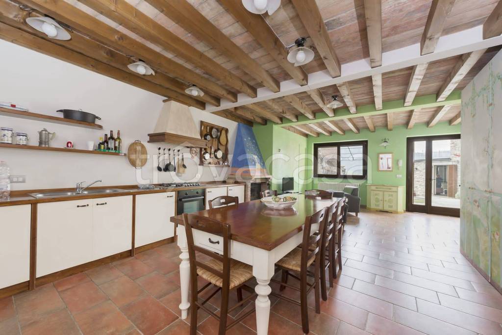 casa indipendente in vendita ad Alta Val Tidone in zona Caminata