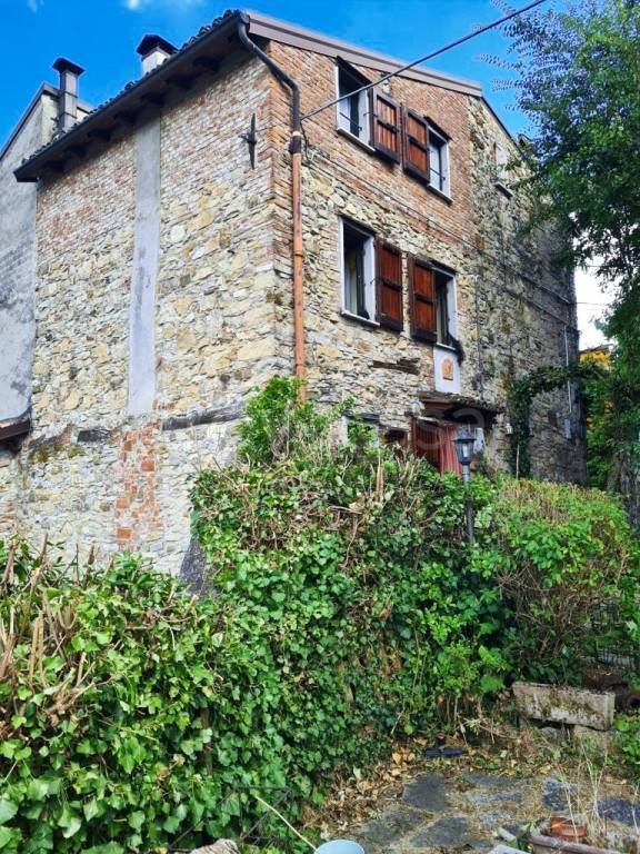 casa indipendente in vendita ad Alta Val Tidone in zona Tassara