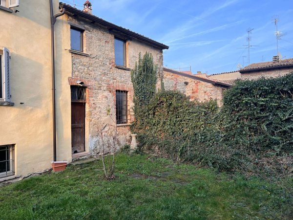 casa indipendente in vendita ad Alta Val Tidone in zona Nibbiano