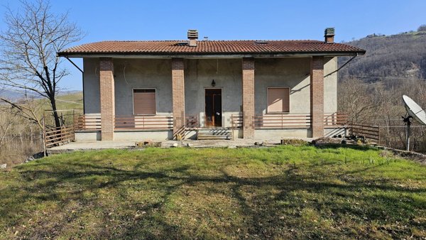 casa indipendente in vendita ad Alta Val Tidone in zona Nibbiano