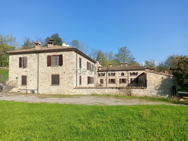 casale in vendita ad Alta Val Tidone in zona Nibbiano