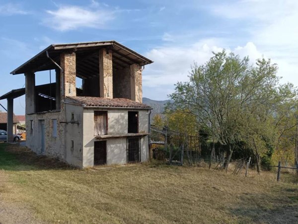 casa indipendente in vendita ad Alta Val Tidone in zona Nibbiano