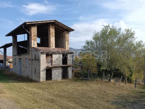 casa indipendente in vendita ad Alta Val Tidone in zona Nibbiano