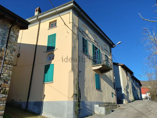 casale in vendita ad Alta Val Tidone in zona Nibbiano