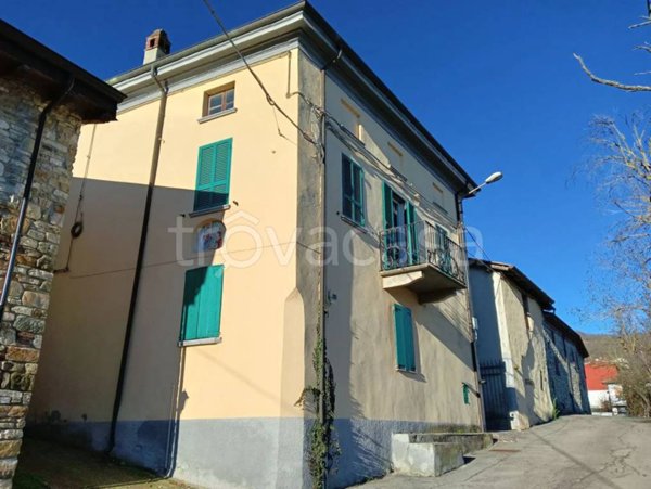 casa indipendente in vendita ad Alta Val Tidone in zona Genepreto