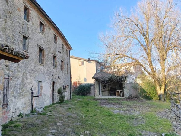 casa indipendente in vendita ad Alta Val Tidone in zona Roncaglie