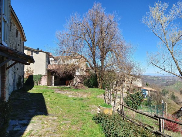 casale in vendita ad Alta Val Tidone in zona Roncaglie