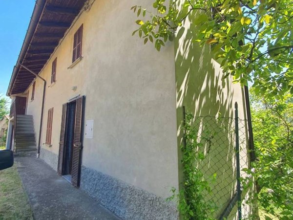 casa indipendente in vendita ad Alta Val Tidone in zona Marzonago