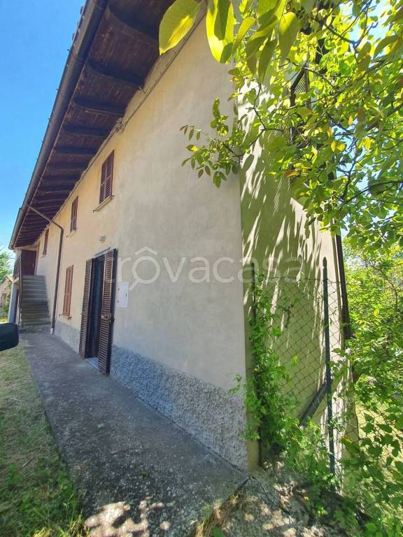 casa indipendente in vendita ad Alta Val Tidone in zona Marzonago