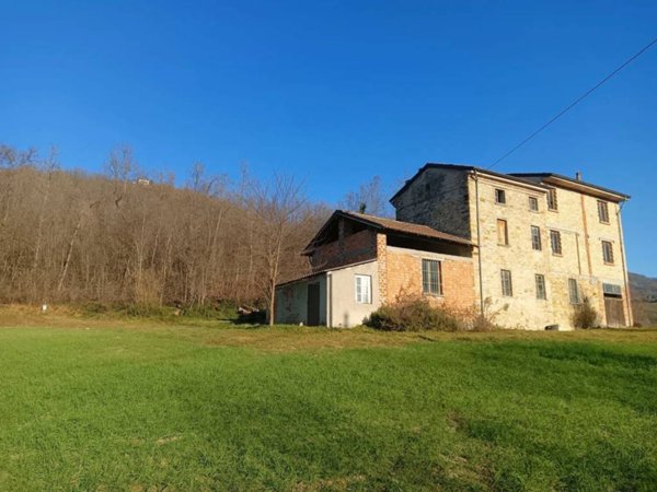 casa indipendente in vendita ad Alta Val Tidone in zona Nibbiano