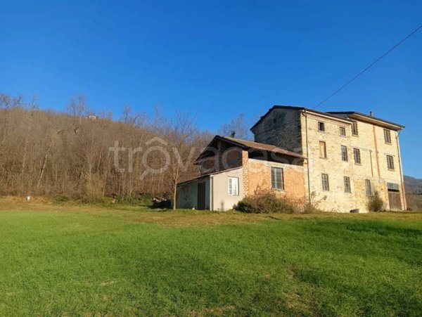 casa indipendente in vendita ad Alta Val Tidone in zona Nibbiano