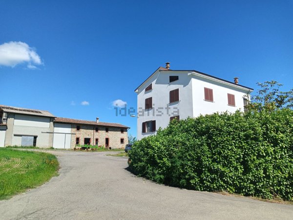 casa indipendente in vendita ad Alta Val Tidone in zona Nibbiano