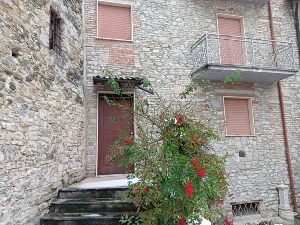 casa indipendente in vendita ad Alta Val Tidone in zona Nibbiano