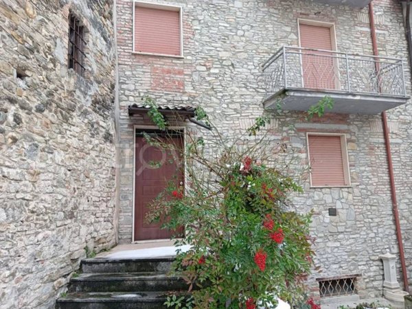 casa indipendente in vendita ad Alta Val Tidone in zona Nibbiano