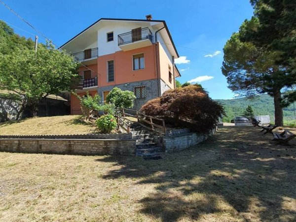 casa indipendente in vendita ad Alta Val Tidone in zona Cicogni