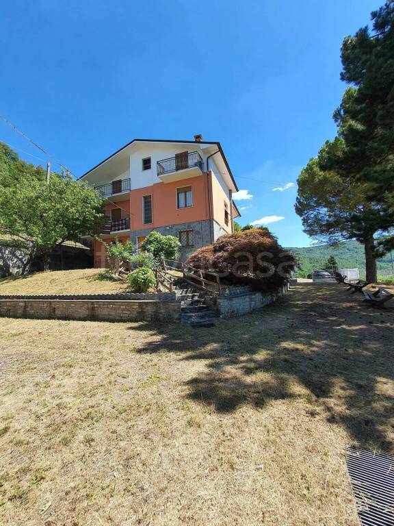 casa indipendente in vendita ad Alta Val Tidone in zona Cicogni