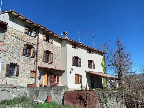 casa indipendente in vendita ad Alta Val Tidone in zona Roncaglie