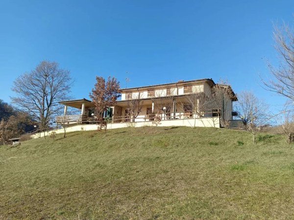 casa indipendente in vendita ad Alta Val Tidone in zona Caminata