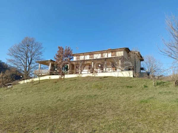 casa indipendente in vendita ad Alta Val Tidone in zona Caminata