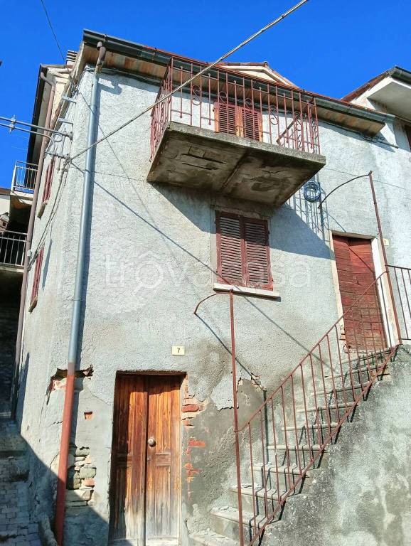 casa indipendente in vendita ad Alta Val Tidone in zona Caminata