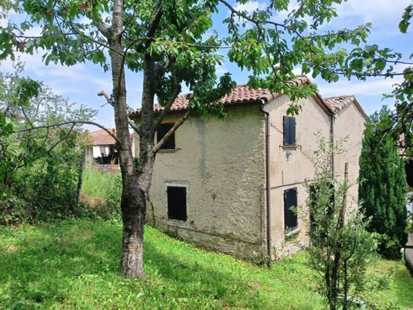 casa indipendente in vendita ad Alta Val Tidone in zona Costalta