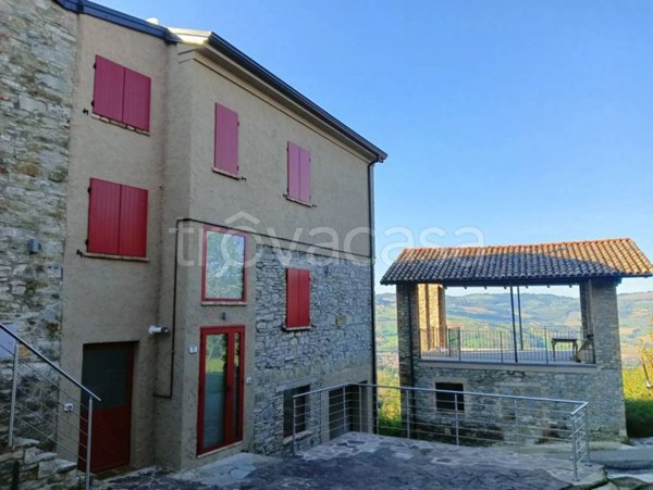 casa indipendente in vendita ad Alta Val Tidone in zona Nibbiano