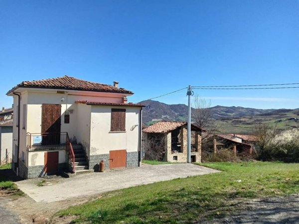 casa indipendente in vendita ad Alta Val Tidone in zona Roncaglie