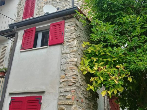 casa indipendente in vendita ad Alta Val Tidone in zona Nibbiano