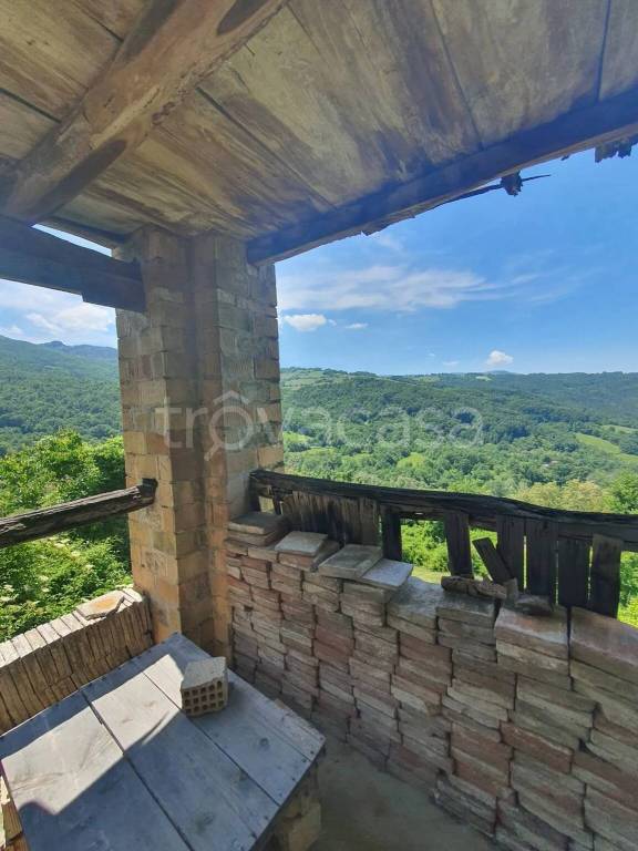 casa indipendente in vendita ad Alta Val Tidone in zona Cicogni