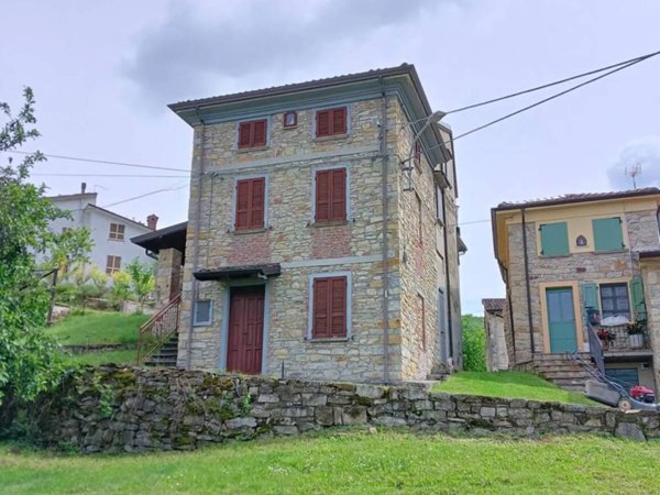 casa indipendente in vendita ad Alta Val Tidone in zona Busseto