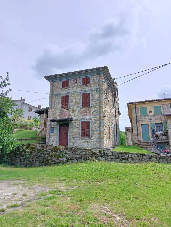 casa indipendente in vendita ad Alta Val Tidone in zona Busseto