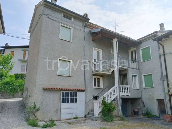 casa indipendente in vendita ad Alta Val Tidone in zona Caminata