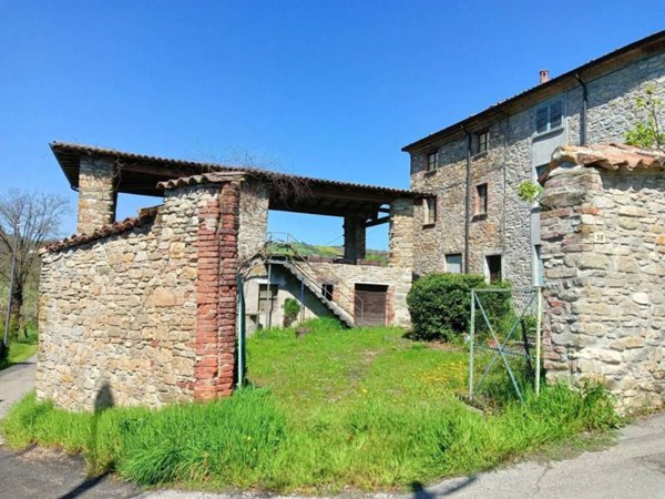 casa indipendente in vendita ad Alta Val Tidone in zona Caminata