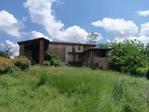 casa indipendente in vendita ad Alta Val Tidone in zona Nibbiano
