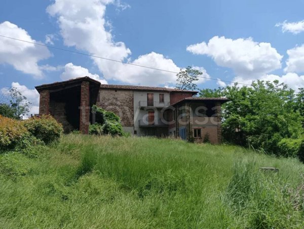 casa indipendente in vendita ad Alta Val Tidone in zona Nibbiano
