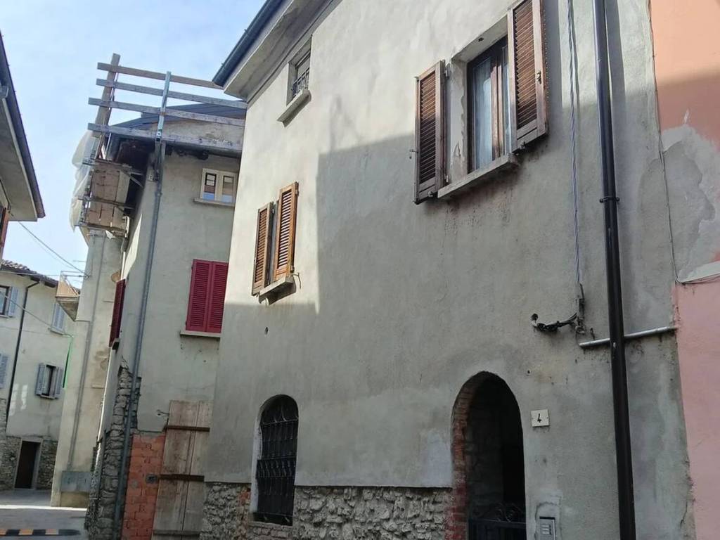 intera palazzina in vendita ad Alta Val Tidone in zona Nibbiano