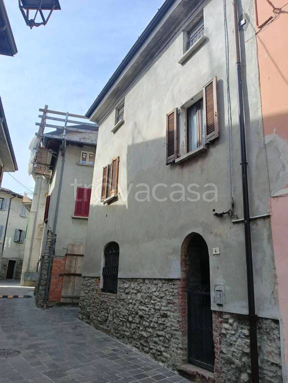 appartamento in vendita ad Alta Val Tidone in zona Nibbiano